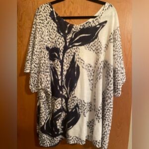 Nic and Zoe 3X tissue weight short sleeve sweater, white w/ navy & grey print.
